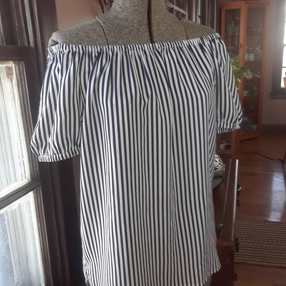 Size 0 chico's black and white pinstripe off-the-shoulder blouse - Picture 2 of 10